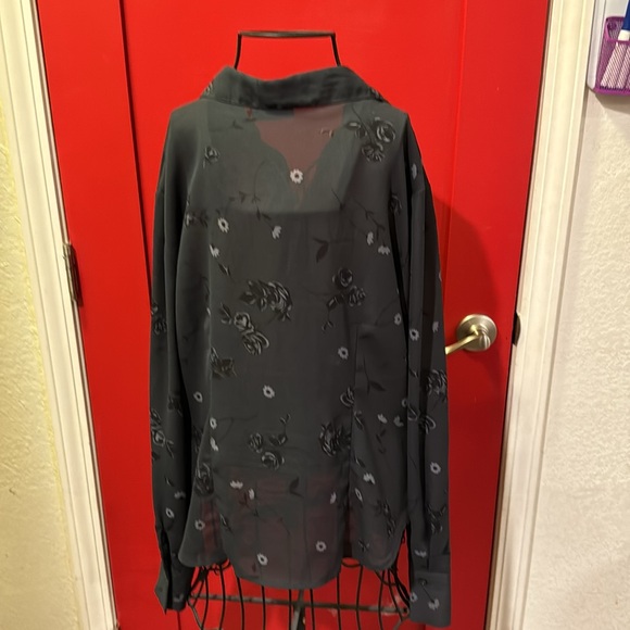 Bundle of 3 blouses - Picture 9 of 9